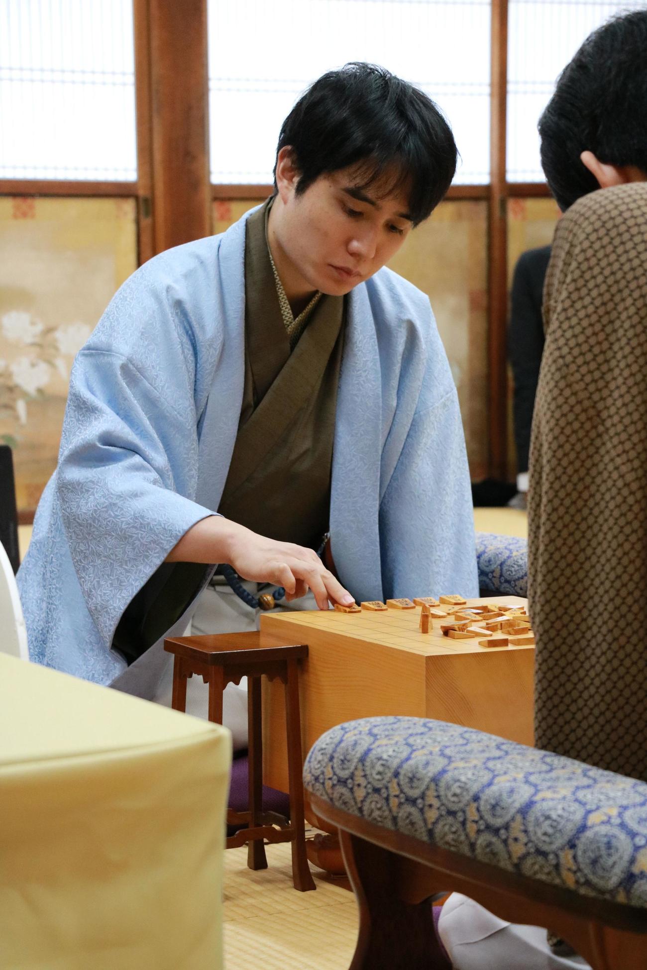 竜王戦7番勝負第3局2日目に臨んだ佐々木勇気八段（日本将棋連盟提供）