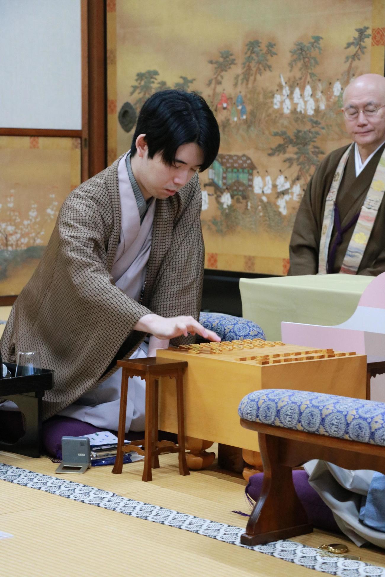 竜王戦7番勝負第3局2日目に臨んだ藤井聡太竜王（日本将棋連盟提供）