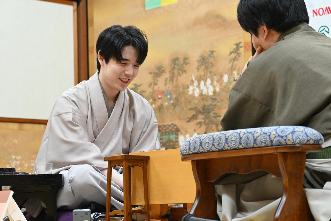 終局後、感想戦を行う藤井聡太竜王（左）佐々木勇気八段（撮影・松浦隆司）