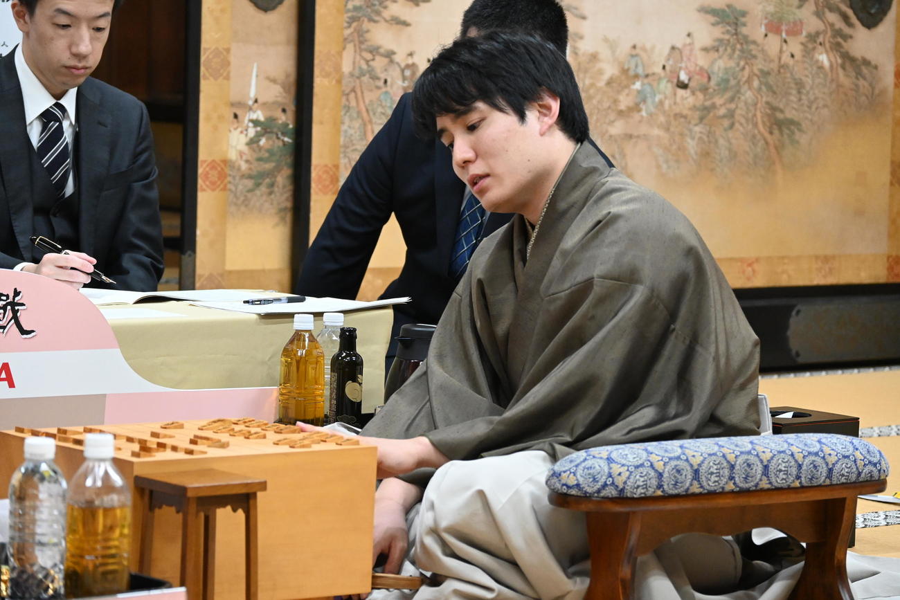 終局後、感想戦を行う佐々木勇気八段（撮影・松浦隆司）