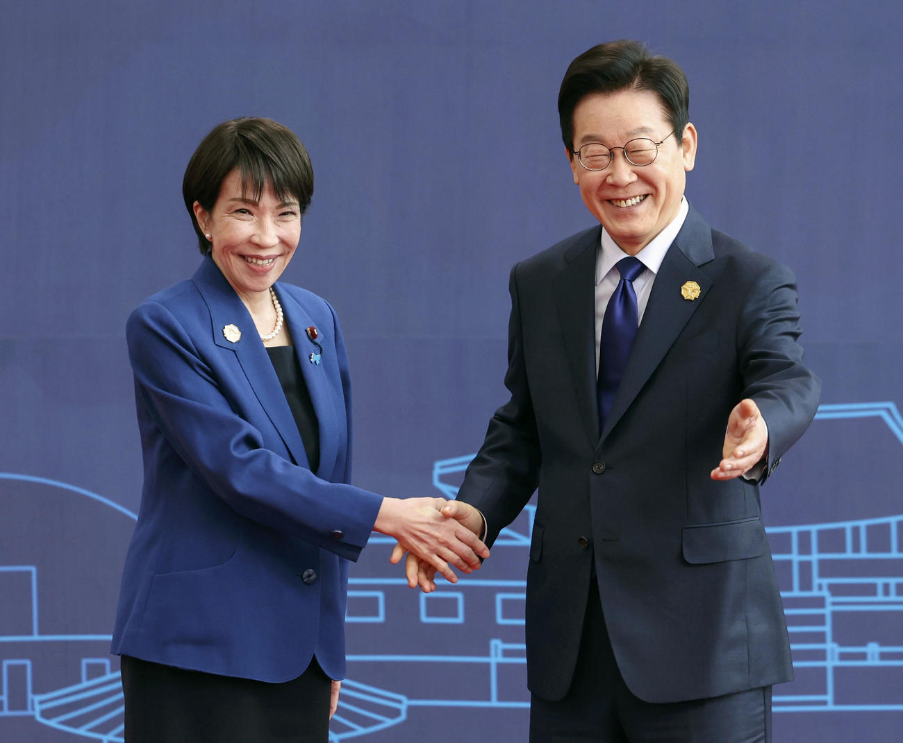 韓国・慶州で開幕したAPEC首脳会議で、李在明大統領（右）の出迎えを受け握手する高市早苗首相＝31日（AP＝共同）