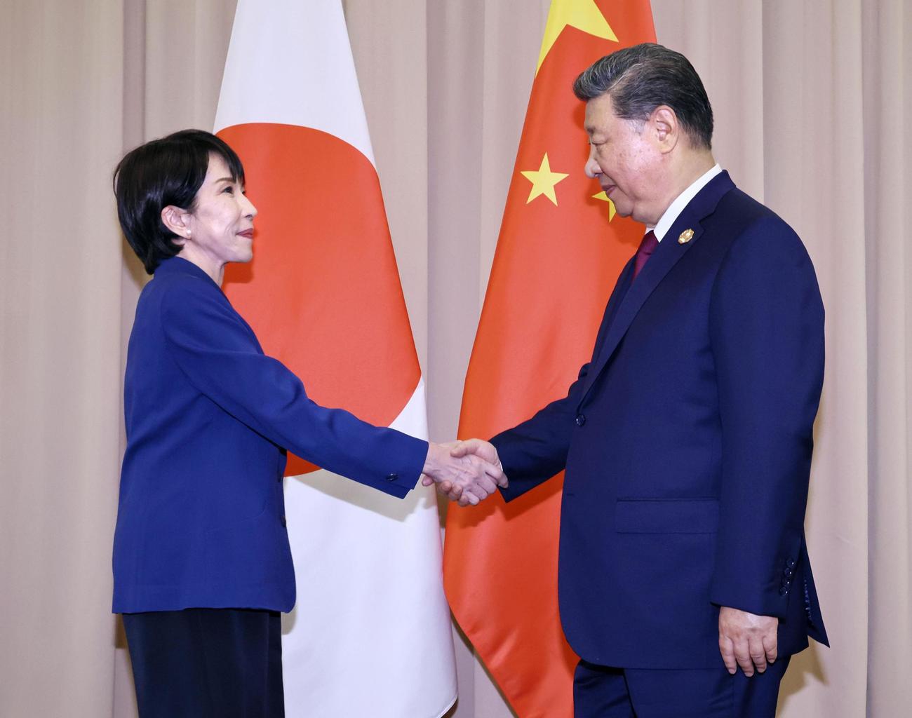 日中首脳会談を前に中国の習近平国家主席（右）と握手を交わす高市首相（代表撮影・共同）