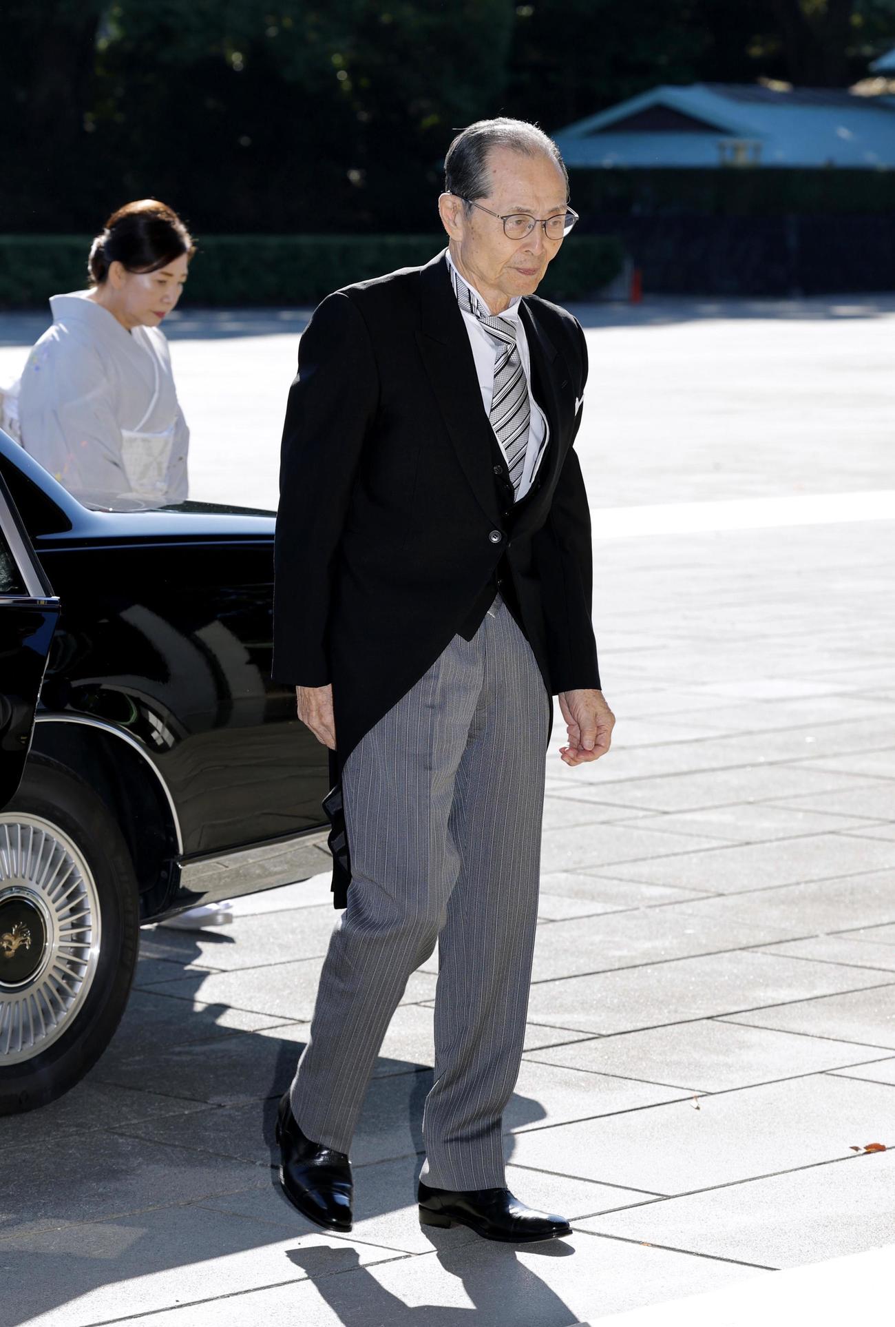 文化勲章の親授式に向かう王貞治さん（共同）