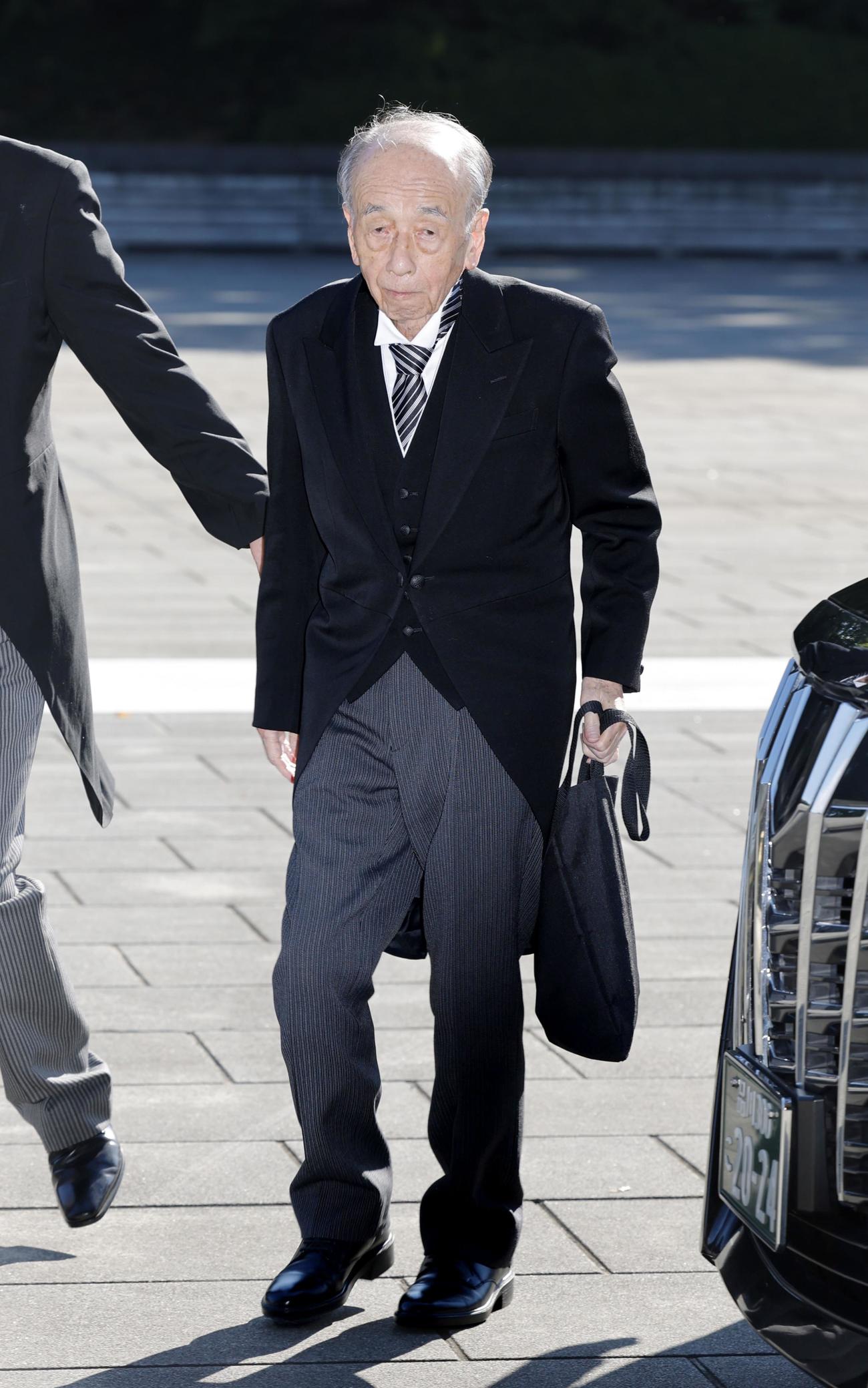 文化勲章の親授式に向かう辻惟雄さん（共同）