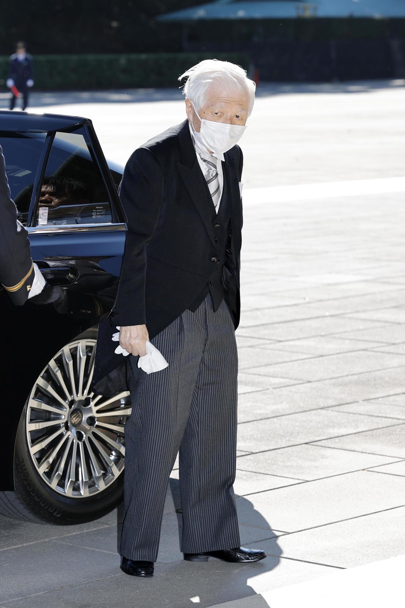 文化勲章の親授式に向かう川島康生さん（共同）