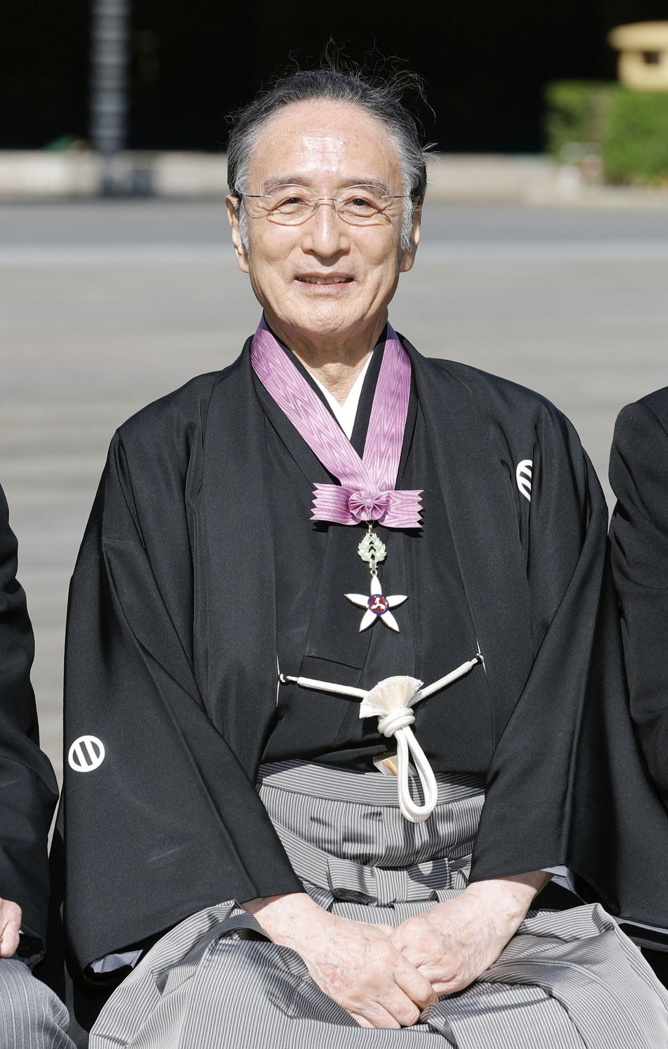 文化勲章の親授式を終え、記念写真に納まる片岡仁左衛門さん（共同）