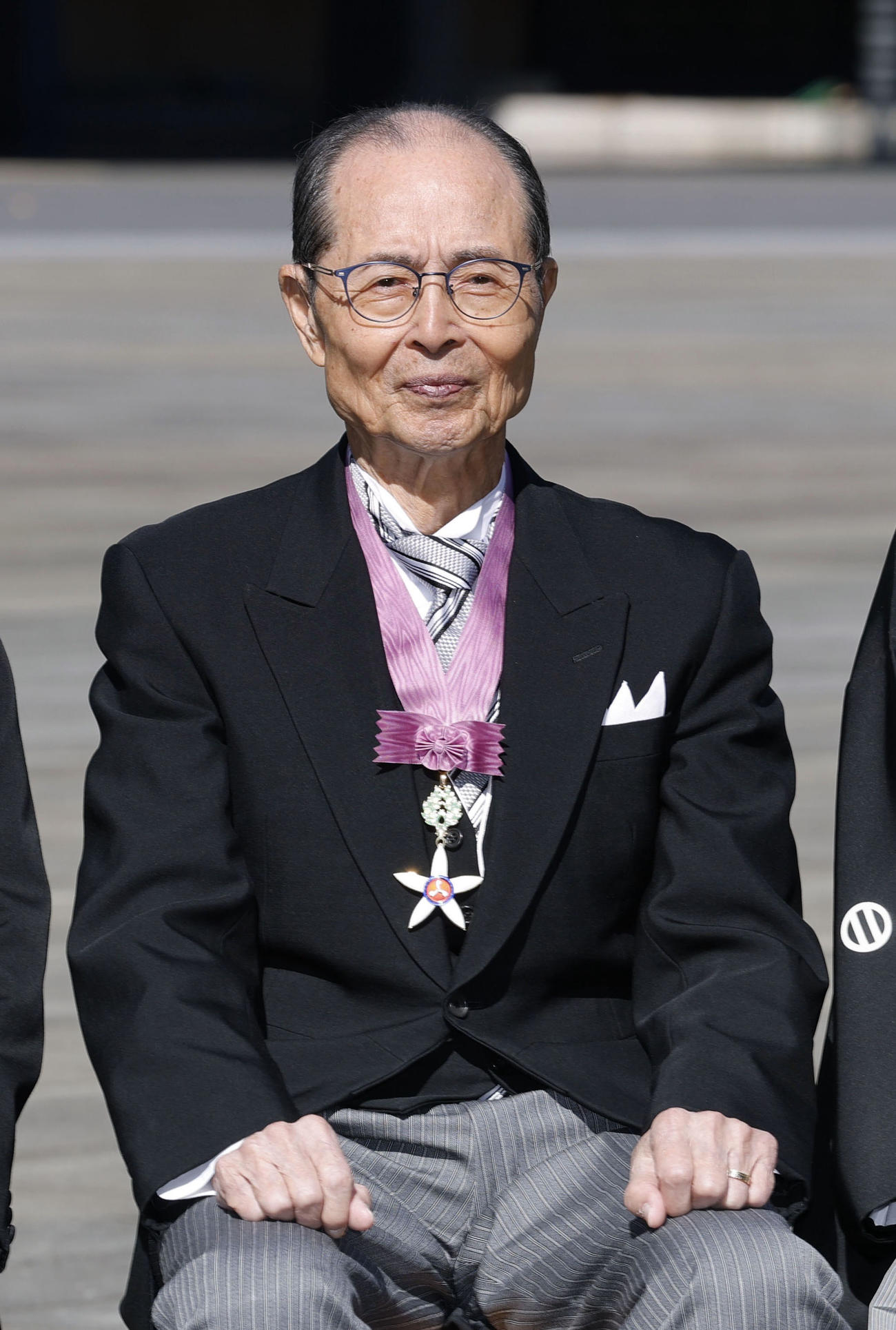 文化勲章の親授式を終え、記念写真に納まる王貞治さん（共同）