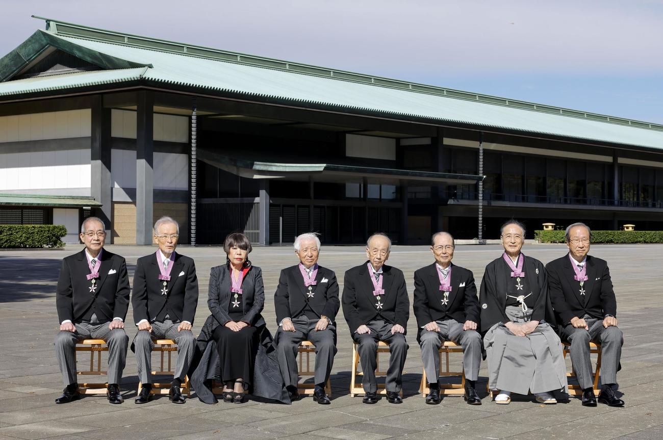 文化勲章の親授式を終え、記念写真に納まる受章者。左から小松和彦さん、山本尚さん、コシノジュンコさん、川島康生さん、辻惟雄さん、王貞治さん、片岡仁左衛門さん、北川進さん（共同）