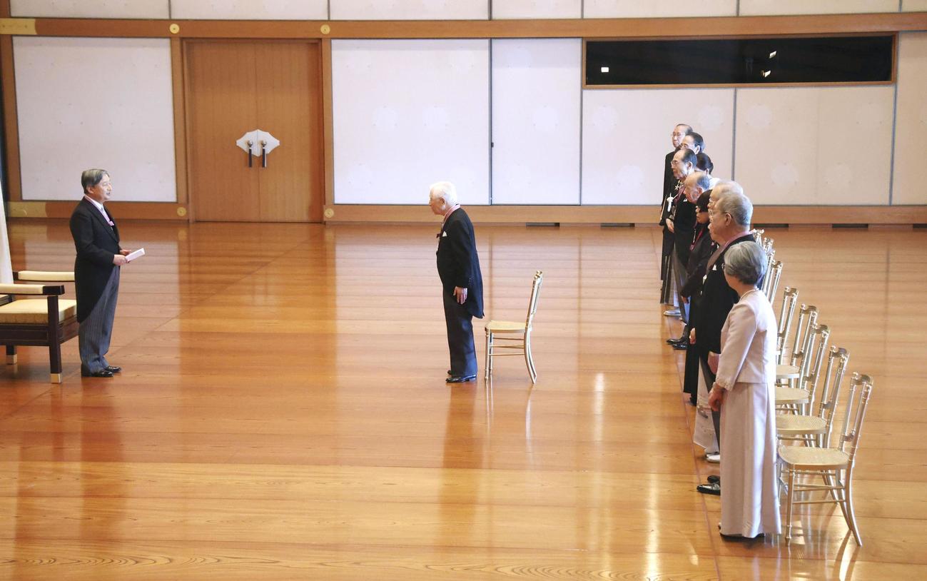 文化勲章の親授式後、受章者に言葉をかけられる天皇陛下（代表撮影）