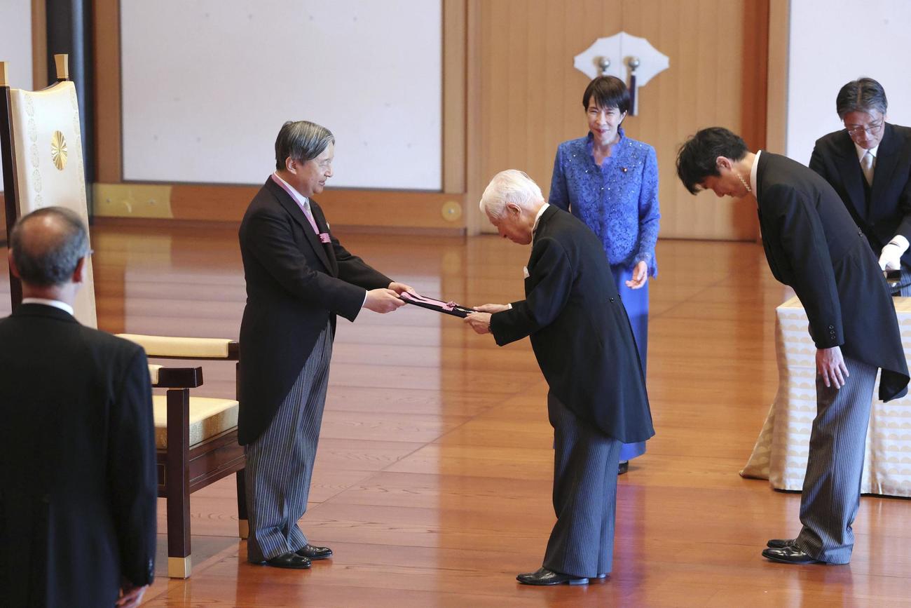 文化勲章の親授式で、天皇陛下から勲章を受ける心臓血管外科学の川島康生さん（代表撮影）