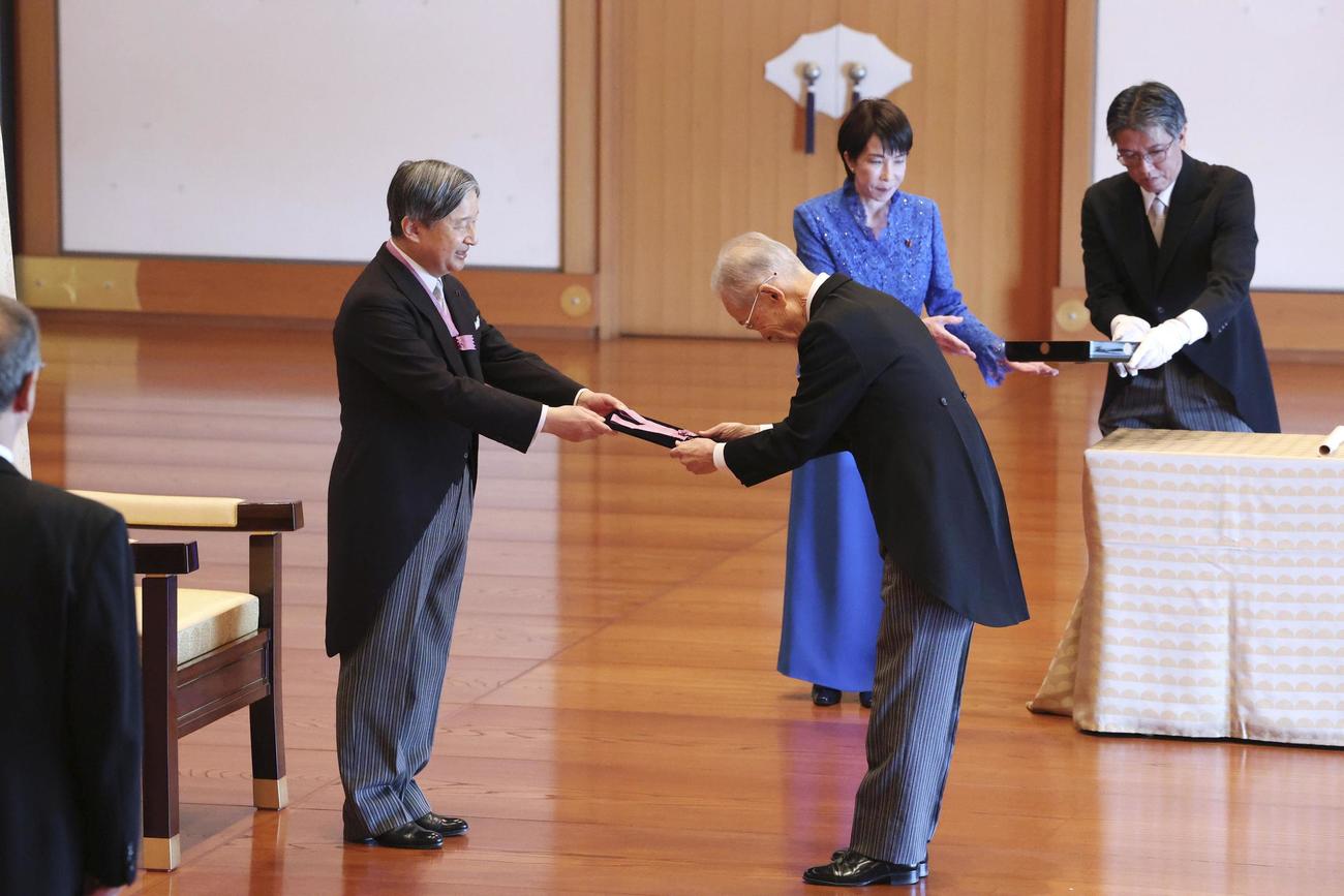 文化勲章の親授式で、天皇陛下から勲章を受ける有機合成化学の山本尚さん（代表撮影）