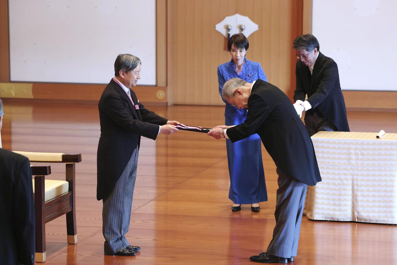 文化勲章の親授式で、天皇陛下から勲章を受ける民俗学の小松和彦さん（代表撮影）