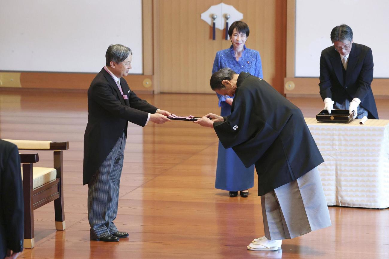 文化勲章の親授式で、天皇陛下から勲章を受ける歌舞伎の片岡仁左衛門さん（代表撮影）