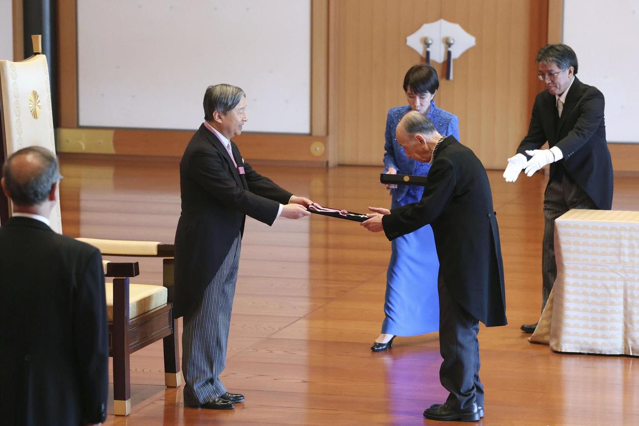 文化勲章の親授式で、天皇陛下から勲章を受ける美術評論の辻惟雄さん（代表撮影）