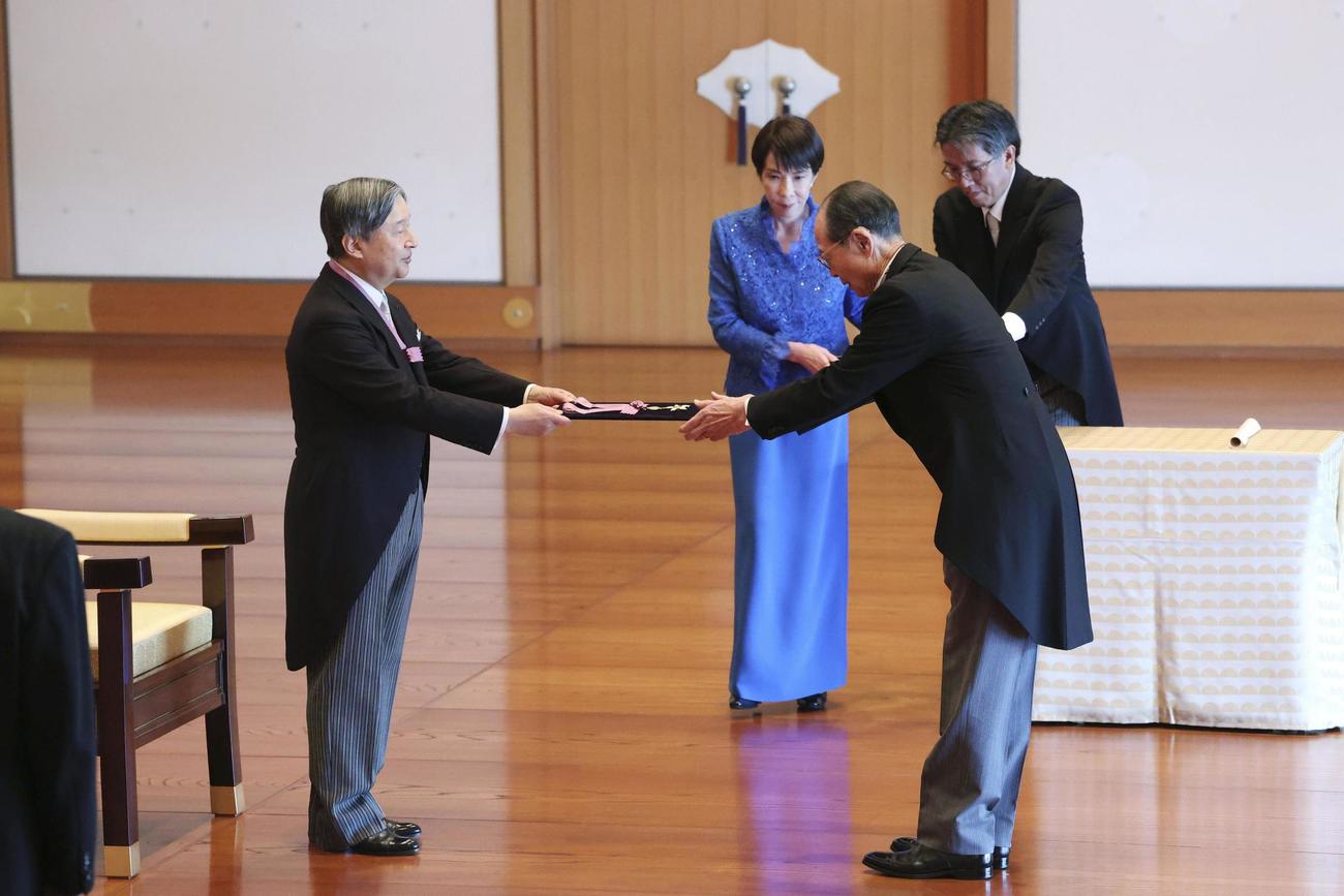 文化勲章の親授式で、天皇陛下から勲章を受ける王貞治さん（代表撮影）