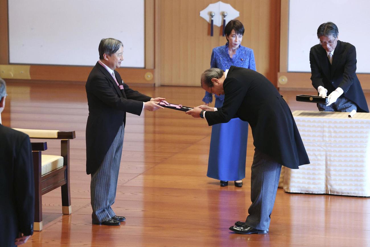 文化勲章の親授式で、天皇陛下から勲章を受ける今年のノーベル化学賞に選ばれた錯体化学の北川進さん（代表撮影）