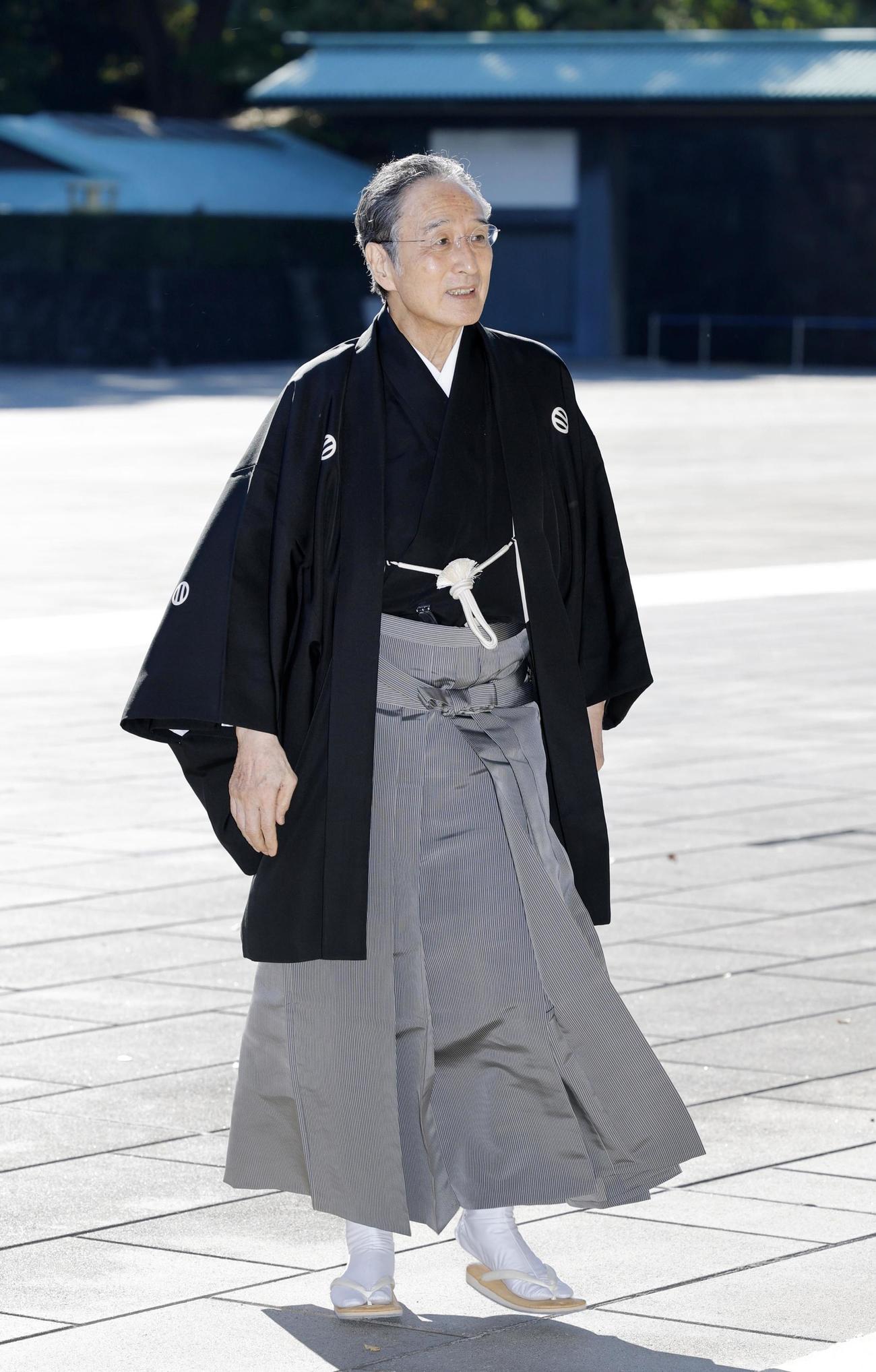 文化勲章の親授式に向かう片岡仁左衛門さん（共同）