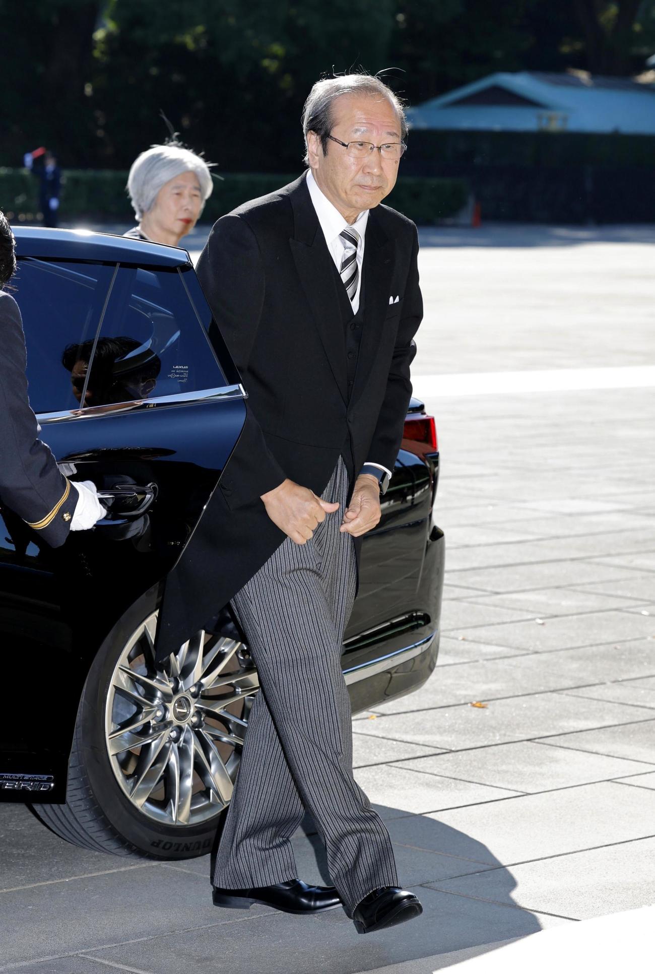文化勲章の親授式に向かう北川進さん（共同）