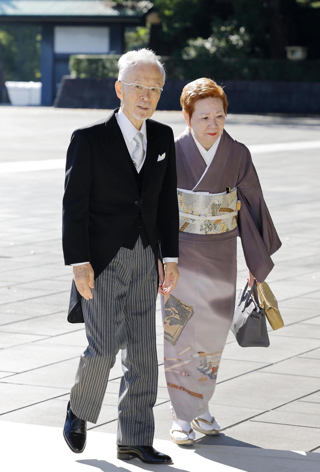 文化勲章の親授式に向かう山本尚さん（共同）