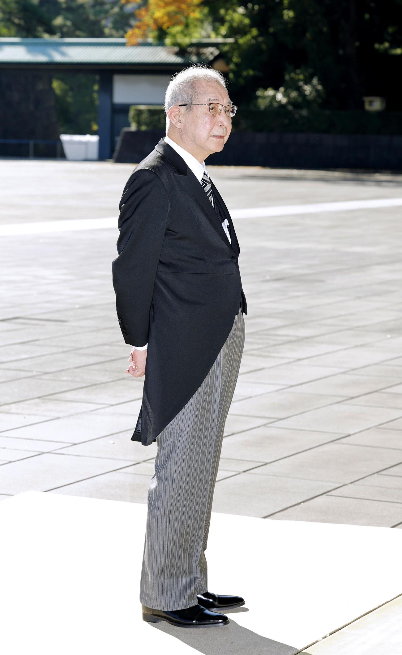 文化勲章の親授式に向かう小松和彦さん（共同）