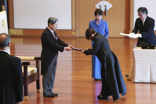 高市早苗首相、ブルーのドレスで文化勲章親授式に「これからもお元気で