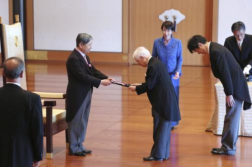 高市早苗首相、ブルーのドレスで文化勲章親授式に「これからもお元気で