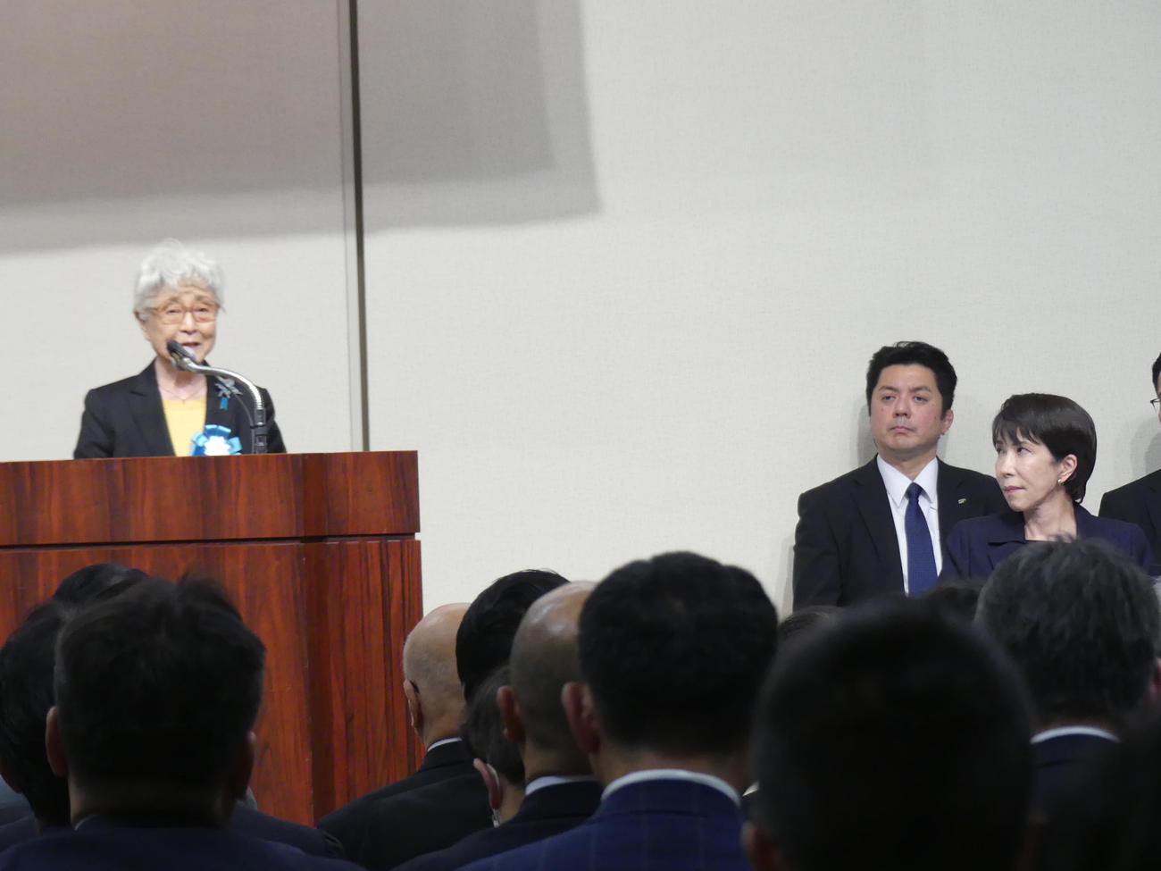 横田早紀江さん（左）の訴えを聞く高市早苗首相（撮影・中山知子）