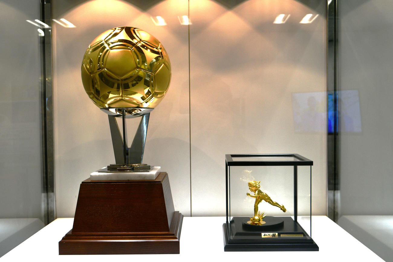 来年開催される世界最大のサッカーイベントを記念して1億2000万円で発売される「純金サッカーボール×純金のキャプテン翼フィギュア福袋」