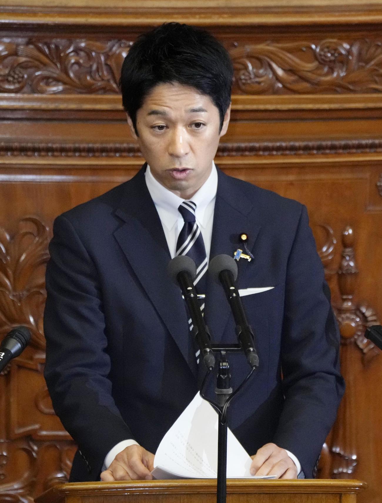 衆院本会議で代表質問する藤田文武氏（共同）