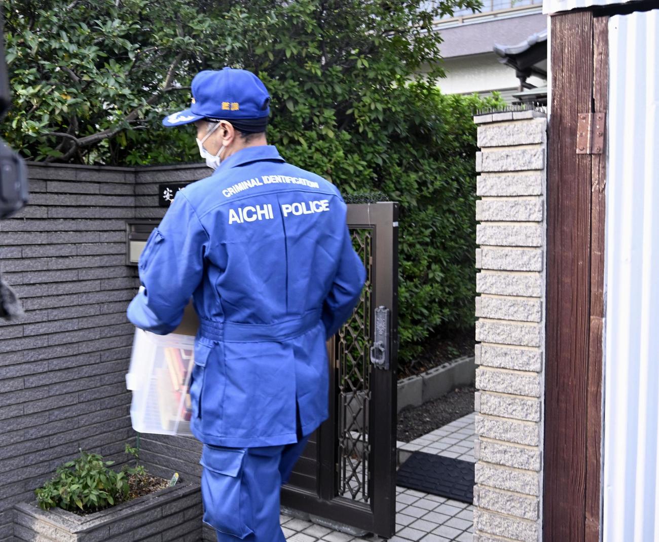 安福久美子容疑者の自宅を家宅捜索した捜査員＝2日午後、名古屋市港区（共同）