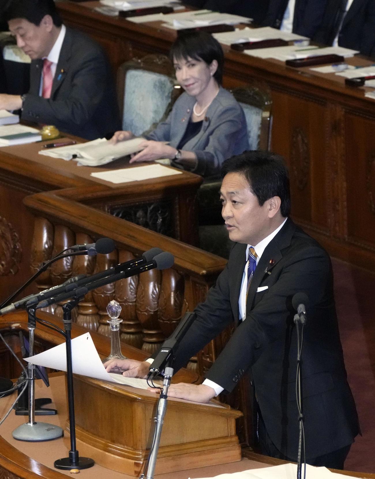 衆院本会議で代表質問する国民民主党の玉木代表。奥右は高市首相(共同)