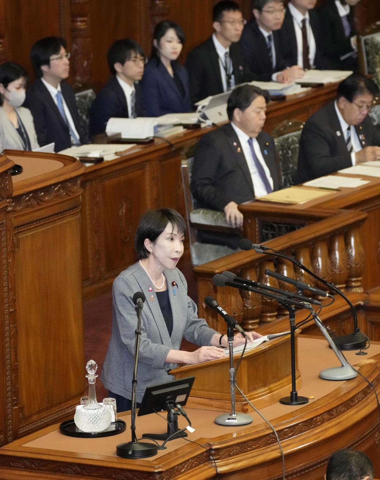 衆院本会議で答弁する高市首相(共同)