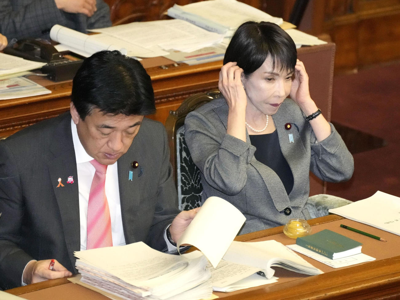 各党の代表質問が行われた衆院本会議に出席した高市首相（右）(共同)