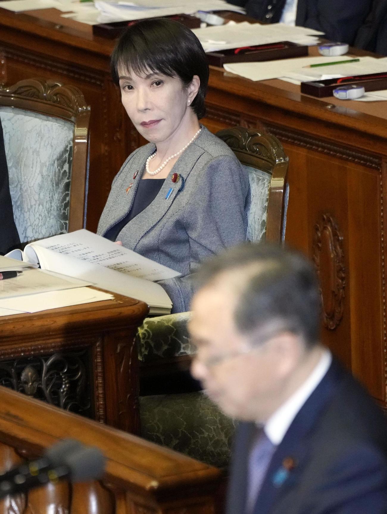 衆院本会議で公明党の斉藤代表の代表質問を聞く高市首相(共同)
