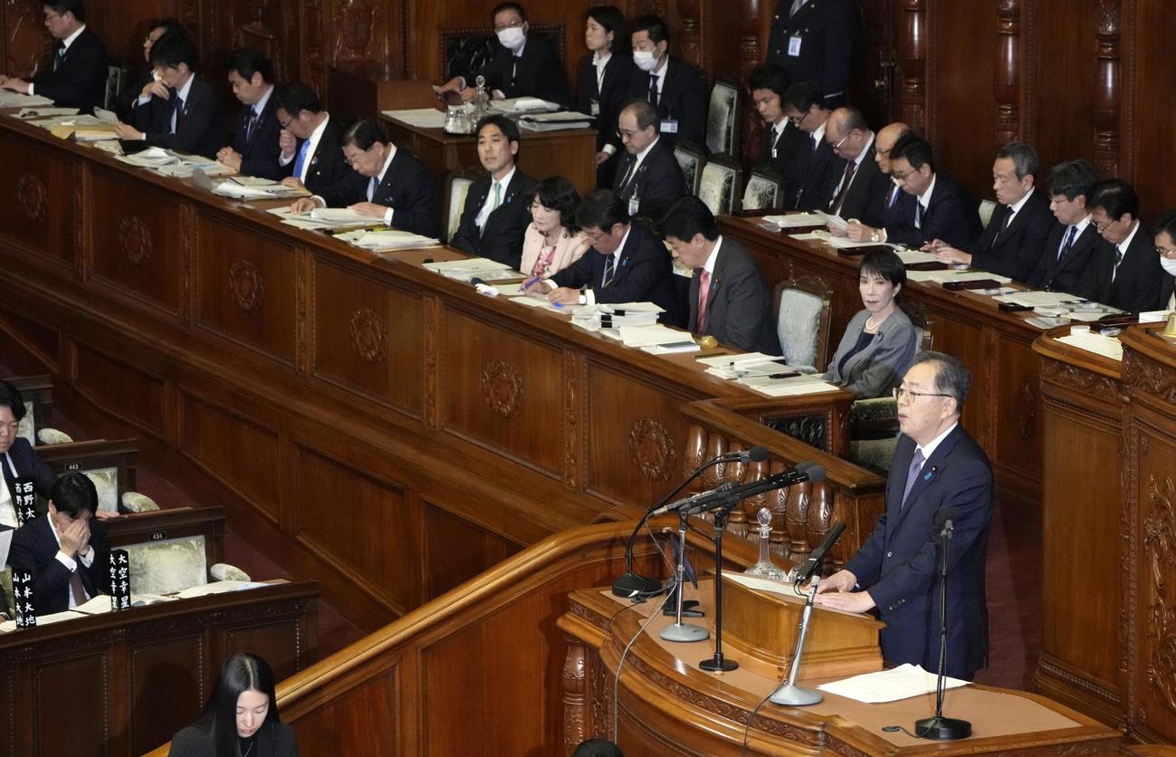 衆院本会議で代表質問する公明党の斉藤代表(共同)