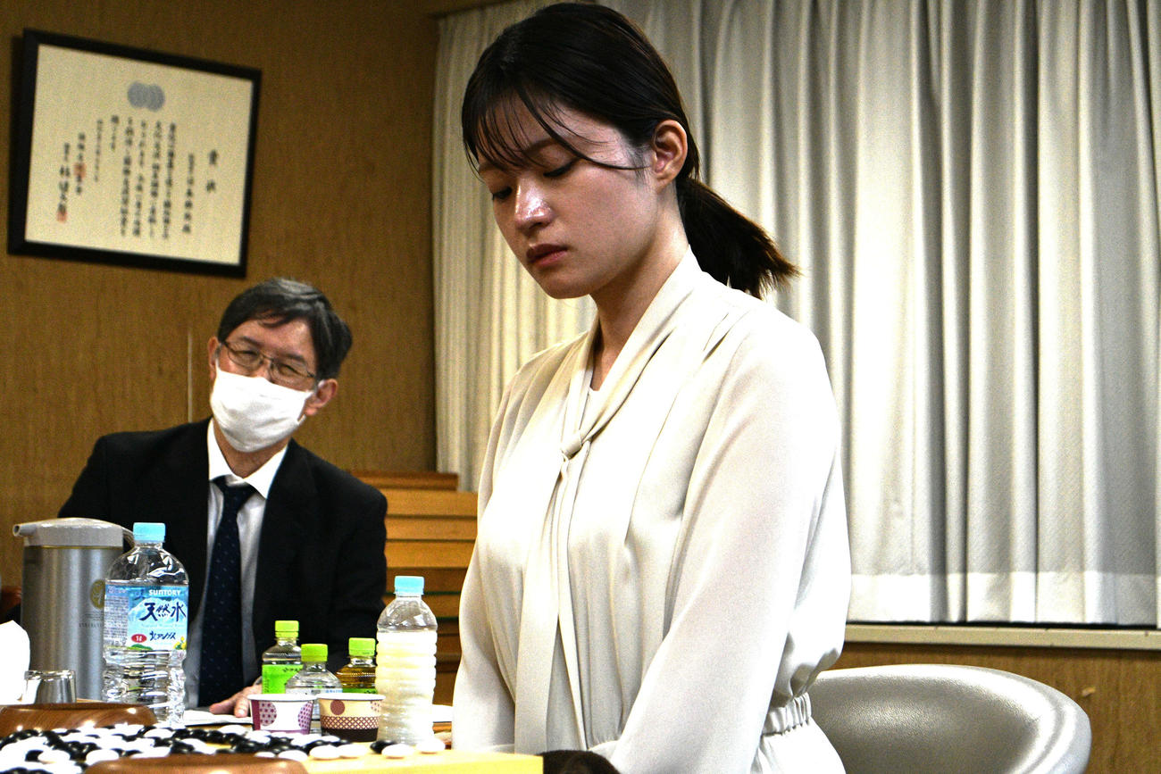 星合志保四段を下して6連覇を達成した藤沢里菜女流本因坊