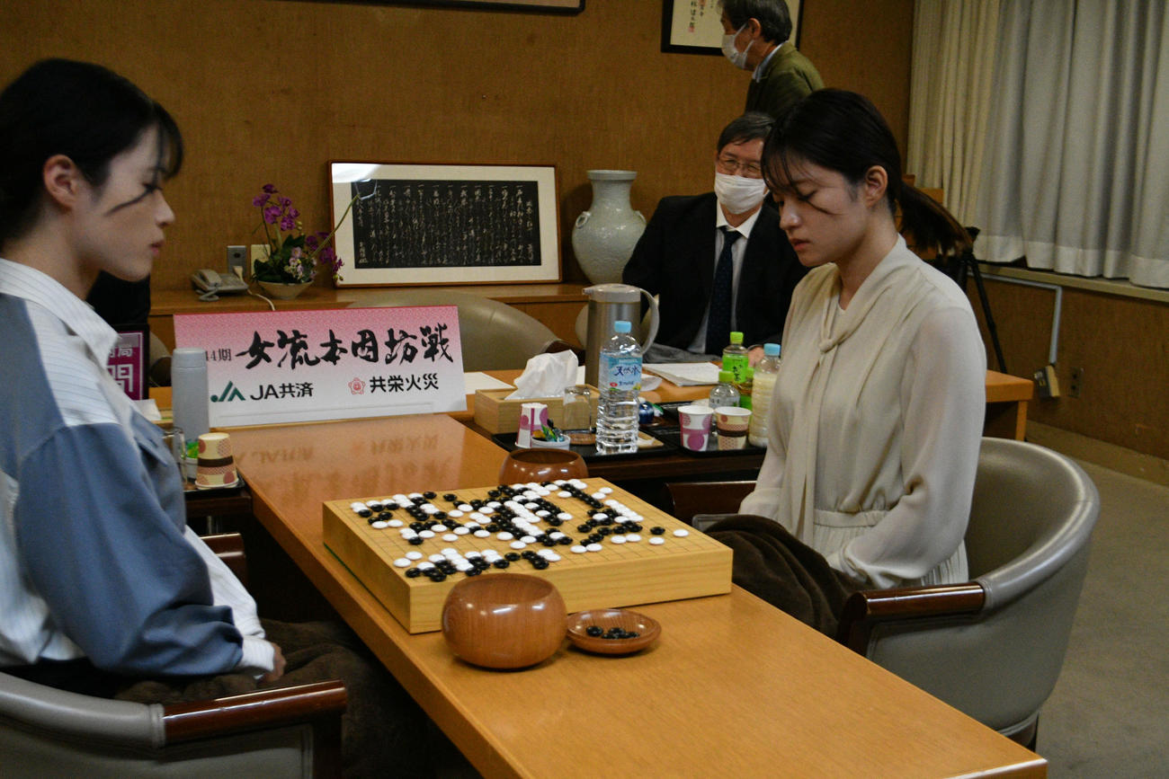 囲碁の女流本因坊戦第5局は星合志保四段（左）を下した藤沢里菜女流本因坊（右）が3勝2敗で防衛して6連覇