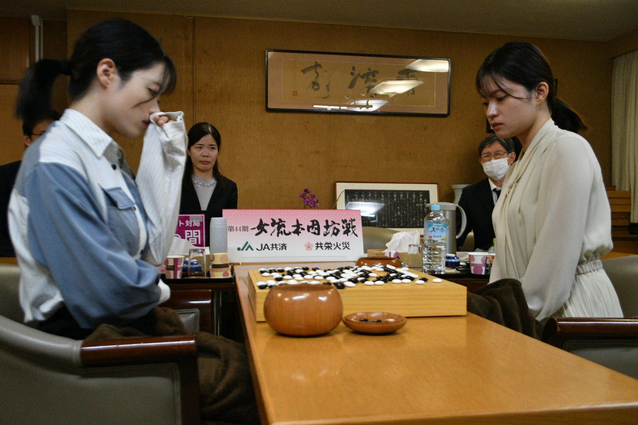 囲碁の女流本因坊戦第5局は星合志保四段（左）を下した藤沢里菜女流本因坊（右）が3勝2敗で防衛して6連覇