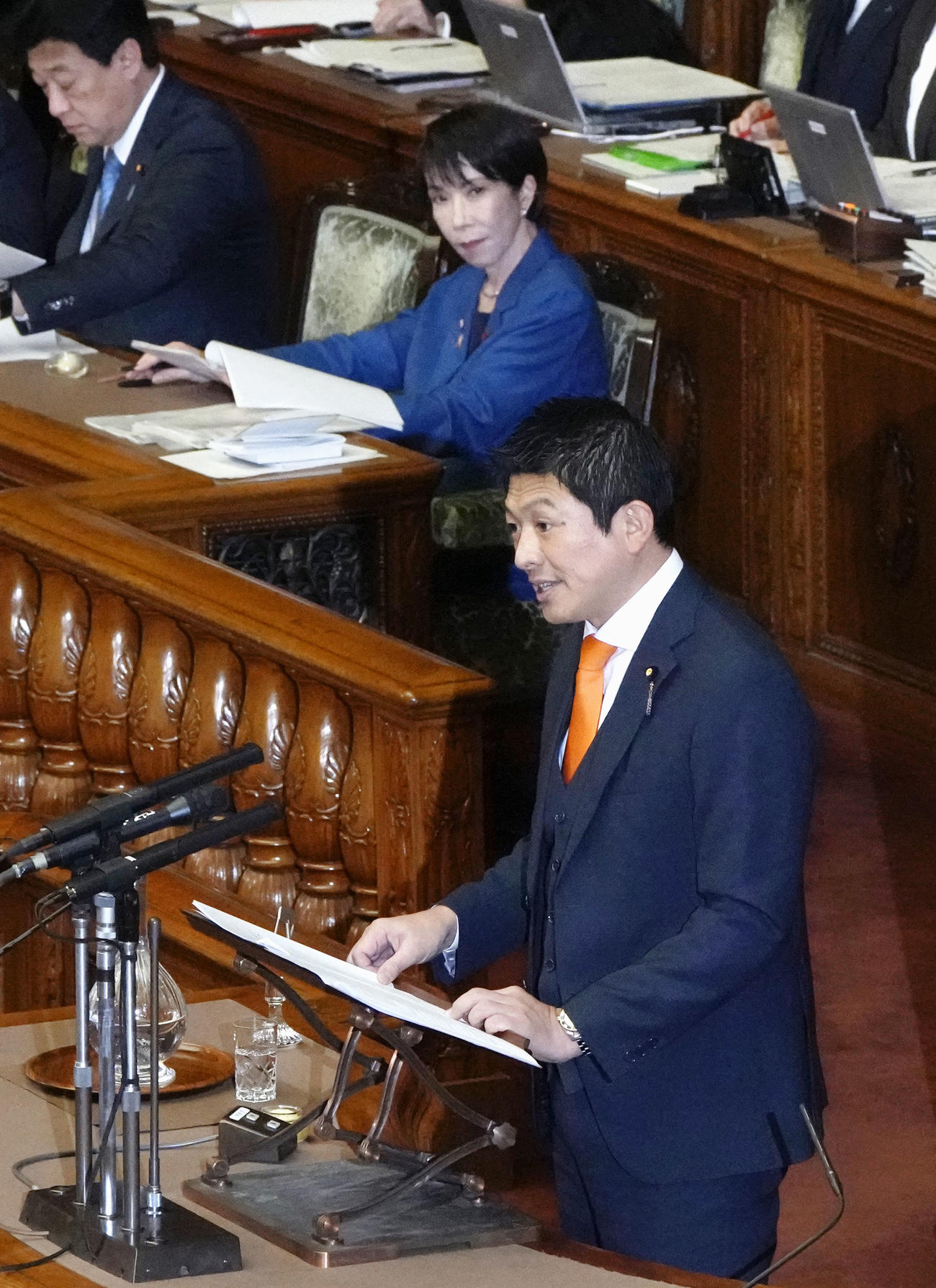 参院本会議で代表質問する参政党の神谷代表。奥右は高市首相（共同）