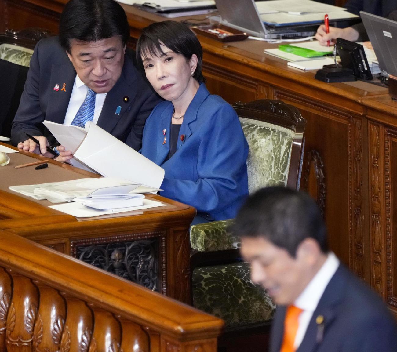 参院本会議で、参政党の神谷代表（手前）の質問を聞く高市首相（右、共同）