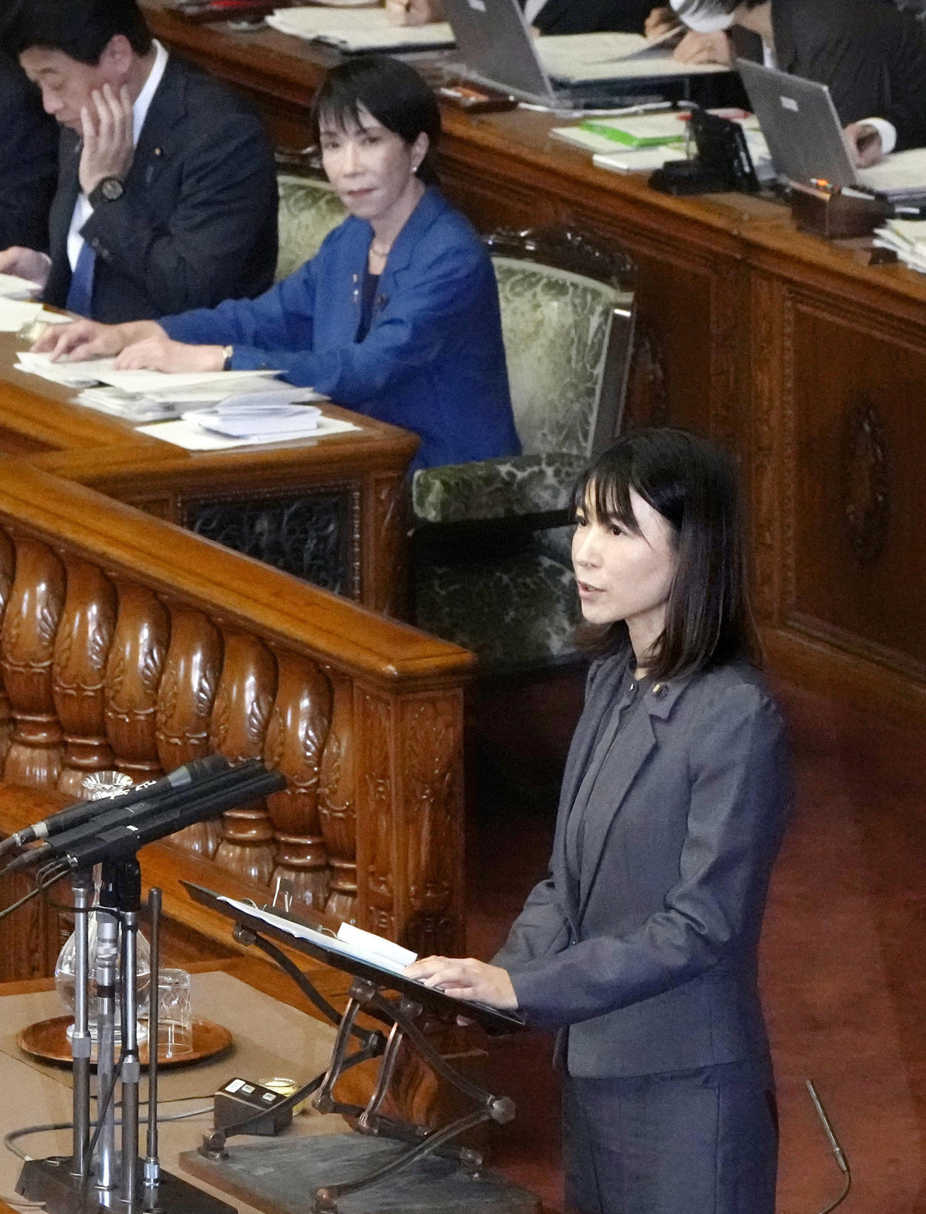 参院本会議で代表質問する立憲民主党の塩村文夏氏（共同）