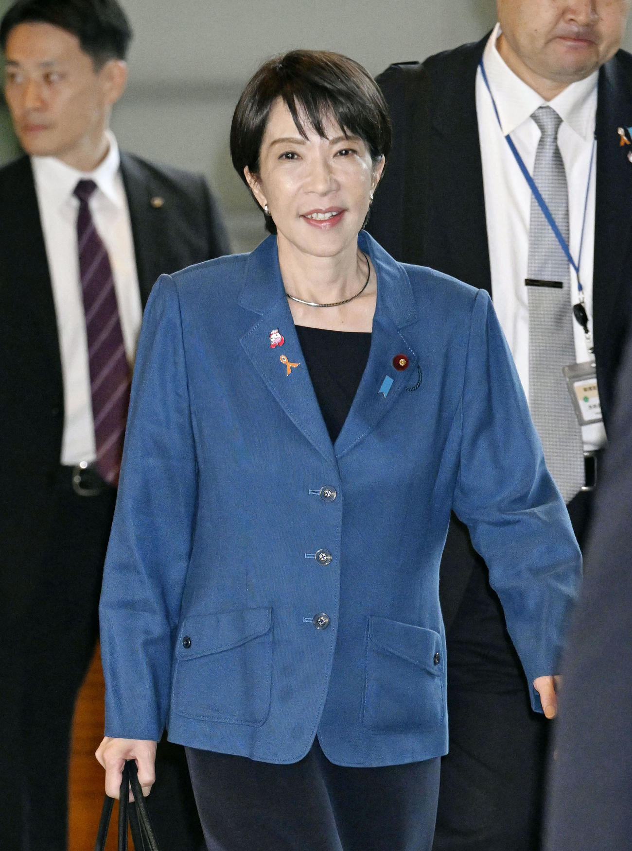 首相官邸に入る高市首相（共同）