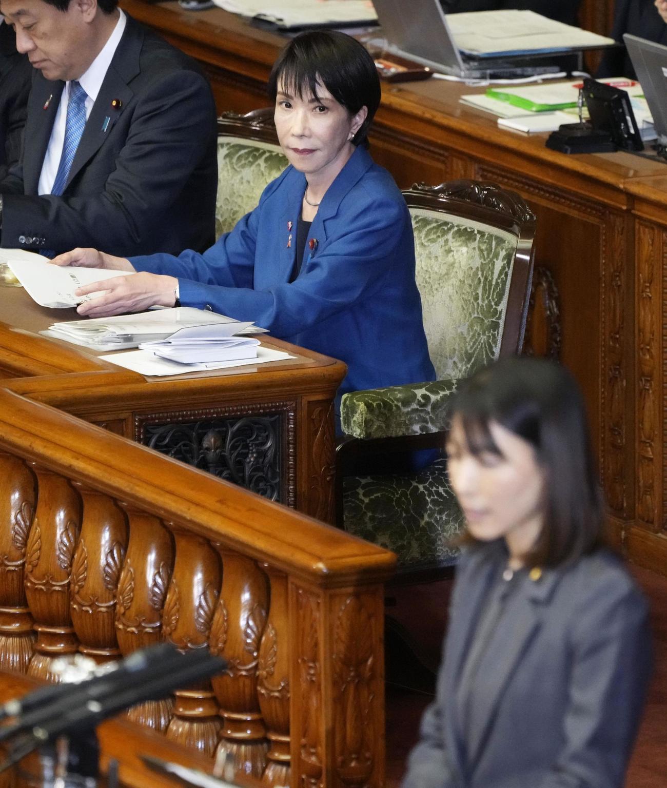 参院本会議で、立憲民主党の塩村文夏氏の質問を聞く高市首相（共同）