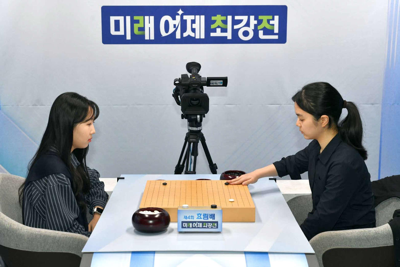 「第4期ヒョリム杯未来の女帝最強戦」で鄭有珍五段（左）を下して韓国棋院に移籍後、公式戦初優勝を果たして優勝賞金1000万ウォンを獲得した仲邑菫四段（右＝韓国棋院提供）