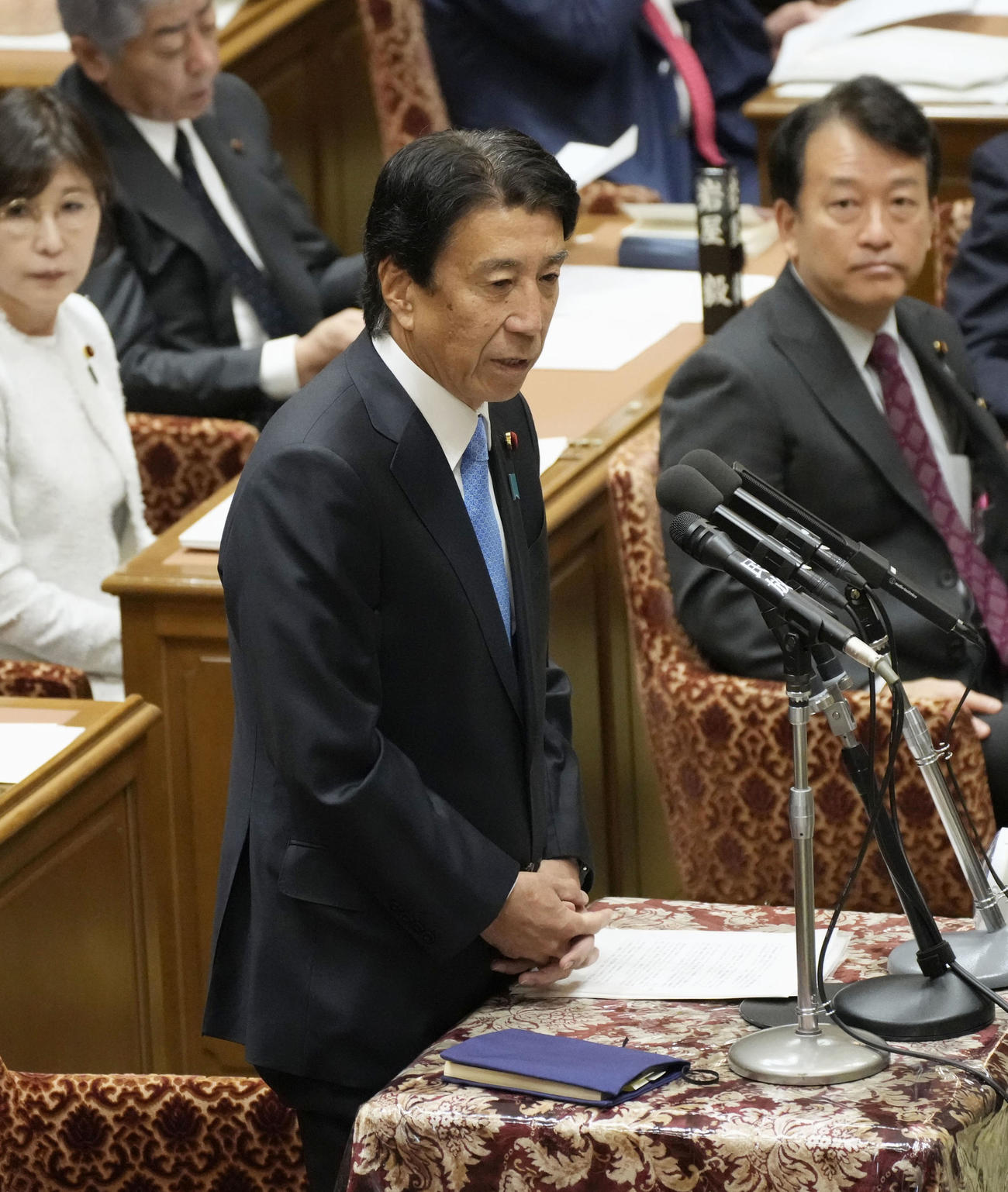 衆院予算委で質問する自民党の斎藤健氏＝7日午前（共同）