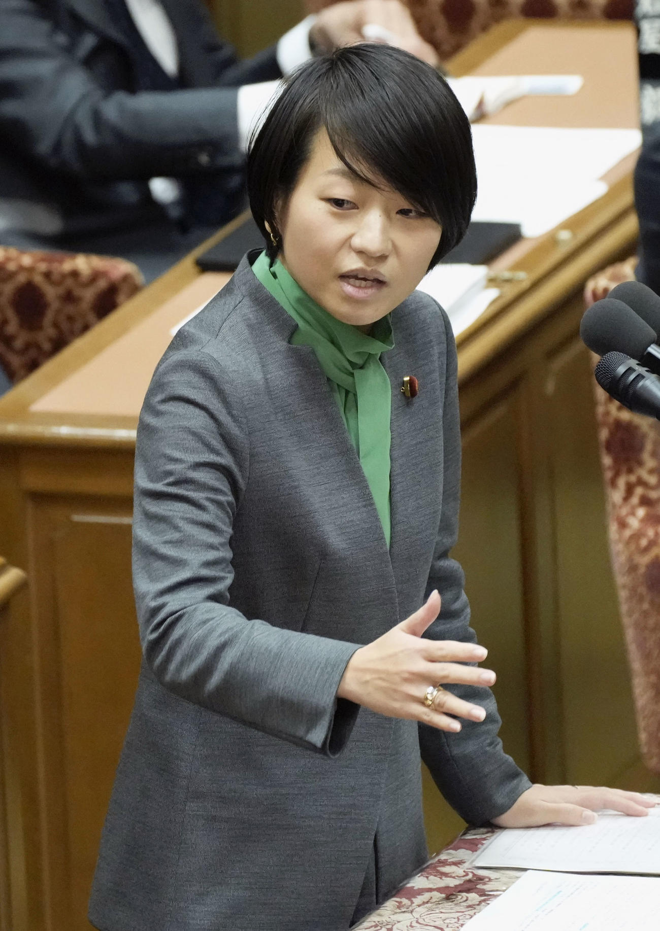 衆院予算委で質問する自民党の鈴木貴子氏（共同）