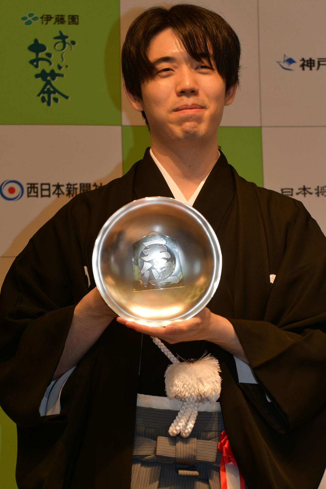 就位式で王位杯を手にする藤井聡太王位