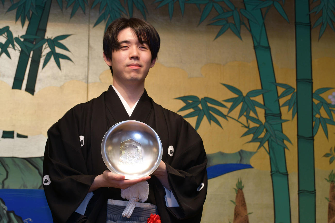 就位式で王位杯を手にする藤井聡太王位