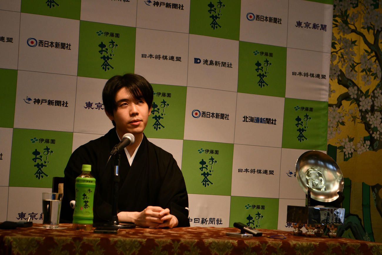 就位式の終了後、記者会見に応じる藤井聡太王位