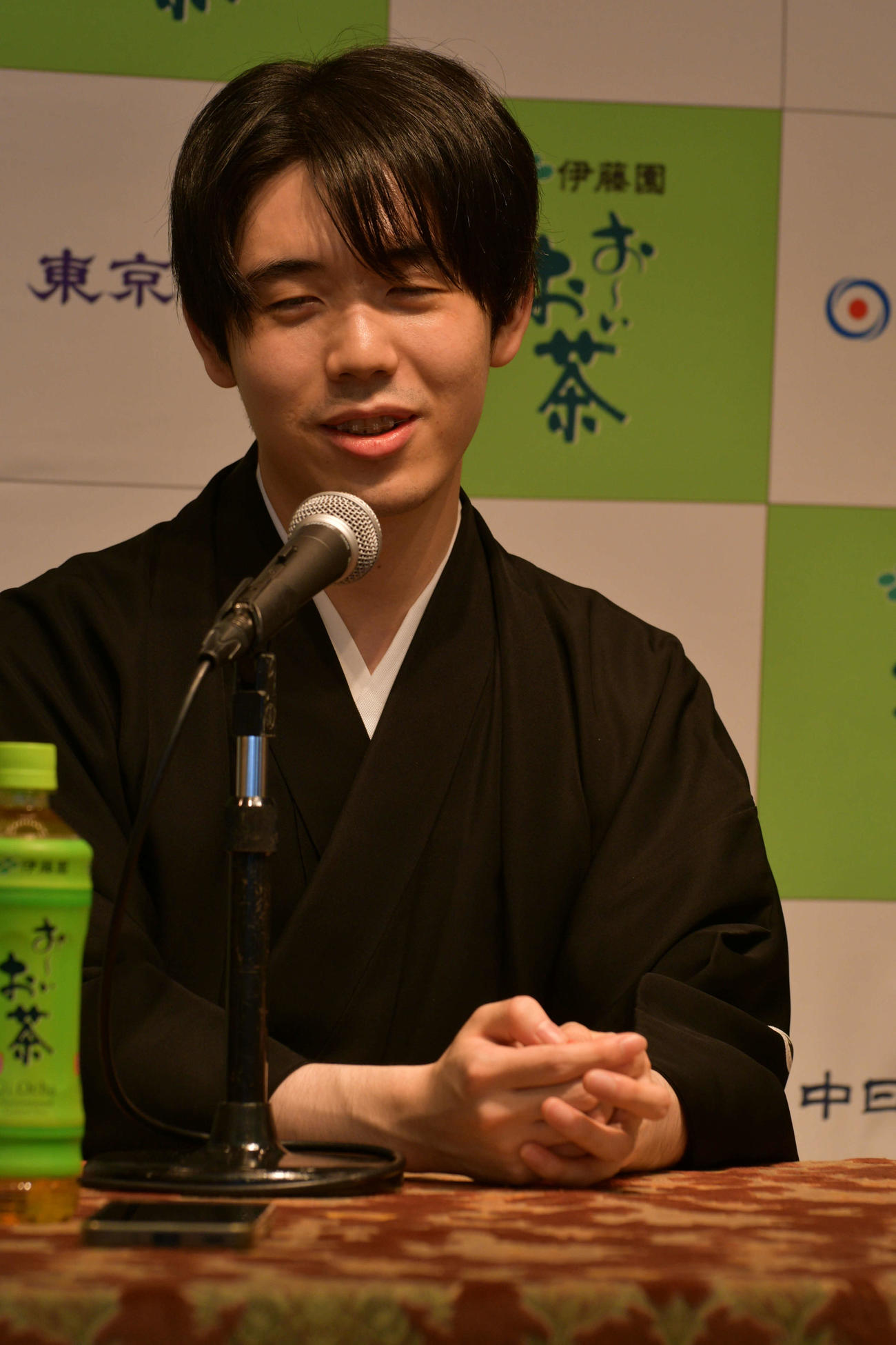 就位式の終了後、記者会見に応じる藤井聡太王位